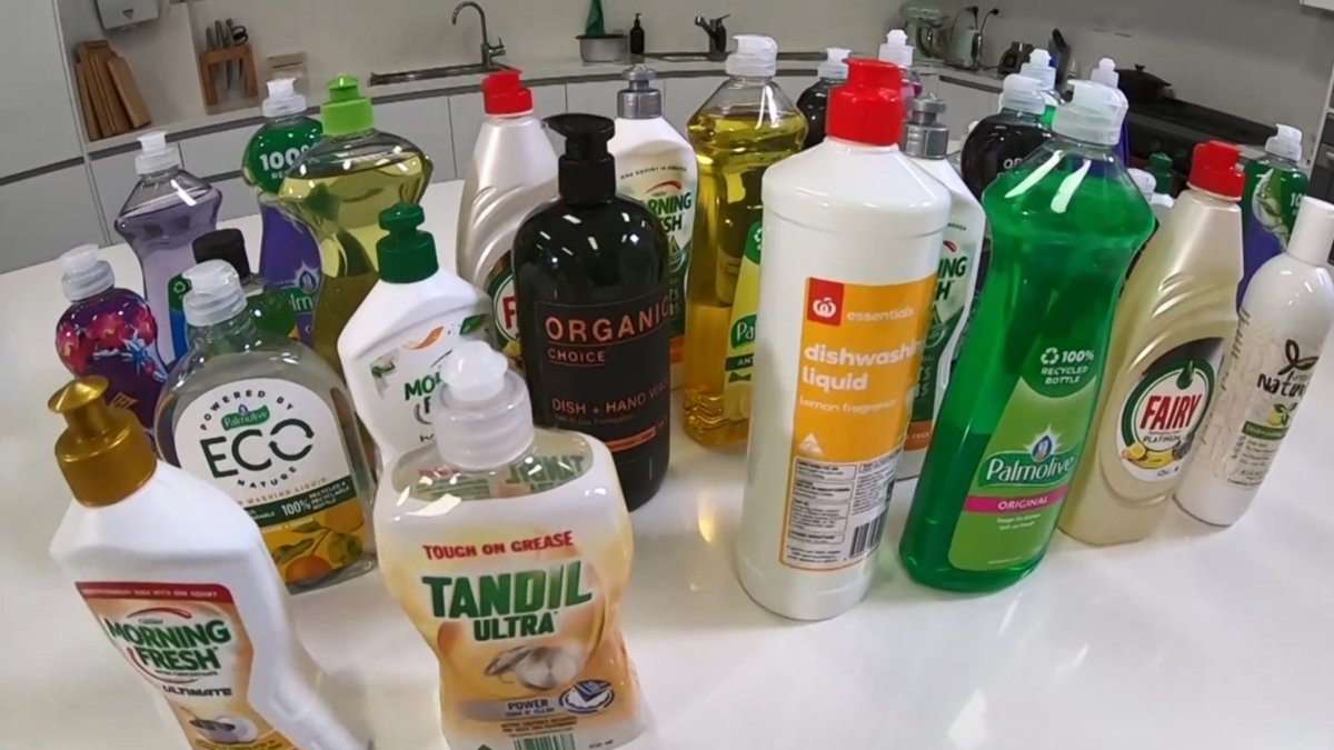 In a recent revelation, health expert Eric Amerix has raised concerns about the presence of a harmful compound called Triclosan in dishwashing detergents.