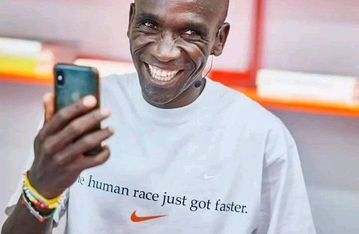 Elliud Kipchoge has been invited to England to motivate Manchester United's players.