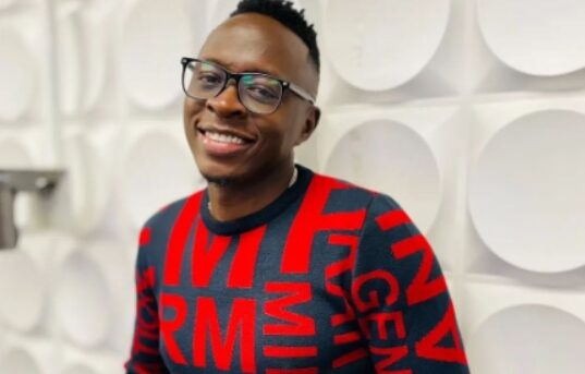 Oga Obinna Sparks Debate After Sending Son to School With KSh10K in KSh50 Notes Oga Obinna undergoes laser eye surgery to correct shortsightedness and persistent eye tearing.