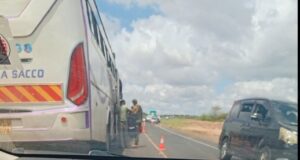 Kisumu: Man Hires Entire Bus to Nairobi After Selling Land A young man rented all 51 seats of a Nairobi-bound bus from Kisumu. Witnesses say he recently sold a piece of land in Nyakach for an undisclosed amount. The man said he wanted a quiet, peaceful trip with no noise. Residents were shocked as the empty bus left the station with only him inside. Social media users have nicknamed him “The VIP Passenger.” The Unusual Scene at Kisumu Bus Terminal Kisumu residents were left shocked after a young man rented an entire bus and travelled alone to Nairobi. The incident happened on Sunday and quickly attracted a crowd at the Kisumu bus terminal. Witnesses say the man, believed to be in his early 30s, recently sold a piece of land in Nyakach. Instead of taking a normal public transport seat, he surprised everyone by booking all 51 seats in the bus. He Wanted Peace and Quiet According to one of the bus attendants, the man said he did not like noise and wanted a peaceful journey. This unusual request forced other travellers who had planned to board the same bus to find alternative vehicles. Residents React to the Strange Trip The man was seen wearing flashy clothes and sunglasses as he sat alone by the window, waving as the empty bus left the terminal. Some people stayed behind just to witness the rare moment. One resident commented in concern, saying: “He has a right to enjoy his wealth, but I hope he invests wisely.” Plans to Start a Business in Nairobi Details about his financial status remain unclear, but sources say he intends to invest in a business once he arrives in Nairobi. His bold move has already gone viral, earning him the nickname “The VIP Passenger” on social media.